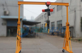 龍門吊架吊著電動葫蘆在車間滿地跑