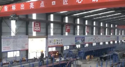 春節(jié)期間高速公路工程建設(shè)者用電動(dòng)葫蘆吊運(yùn)板材